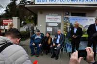 Vendulka Svobodová ze společnosti ROSSMANN, spol. s r. o. se usadila mezi mnou a doc. Feyereislem. Vendulka Svobodová ze společnosti ROSSMANN, spol. s r. o. se usadila mezi mnou a doc. Feyereislem.